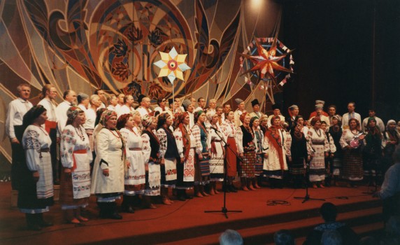 Новорічний концерт "Гомону" в Українському Домі. 11.01.1998 р. Фото: www.homin.etnoua.info