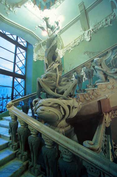 Парадні сходи (фото 2008 р., з сайту pravda.com.ua)