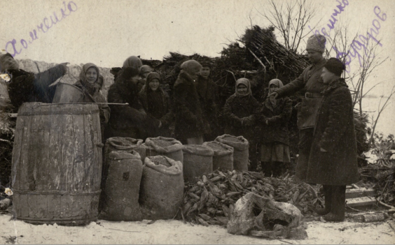 Вилучення у селян овочів, с. Ново-Красне, Арбузинський район, Одеська область, листопад 1932 року.